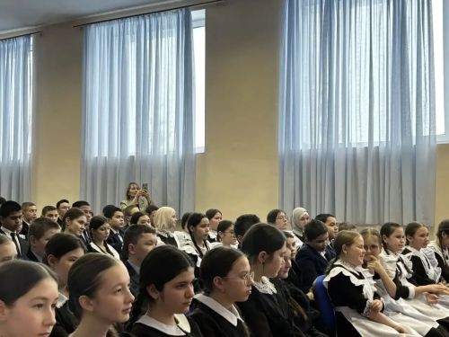 Талантлы яшь шагыйрә Гөлүсә Батталова Олы Әтнә урта мәктәбендә  кунакта булды