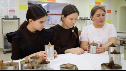 Күлле Киме мәктәбе укучылары махсус хәрби операциядә катнашучыларга ярдәмгә окоп шәмнәре ясадылар