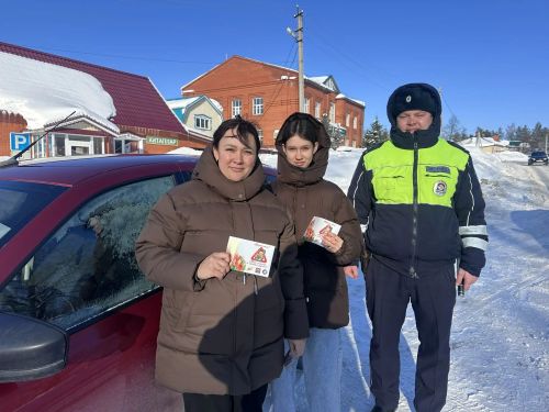 Әтнә юл инспекторлары машина йөртүче хатын-кызларны бәйрәм белән котлады