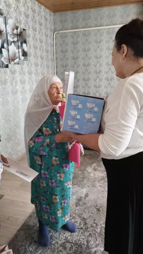 Назимә әбине туган көне белән котладылар