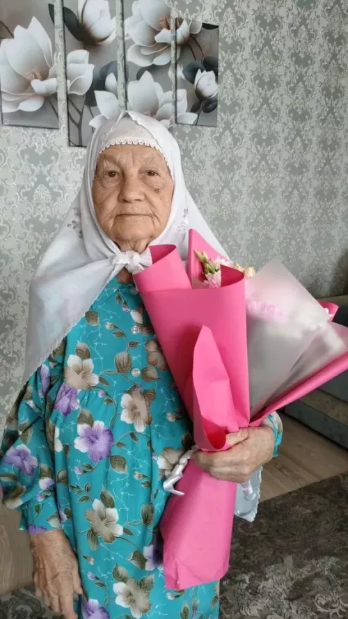 Назимә әбине туган көне белән котладылар