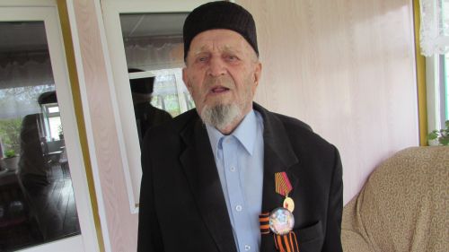 Тыл хезмәткәре. Әле дә биш вакыт намазда