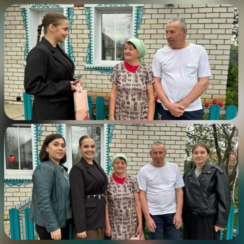 Әтнә Үзәк китапханәсе дусларын бүләкли