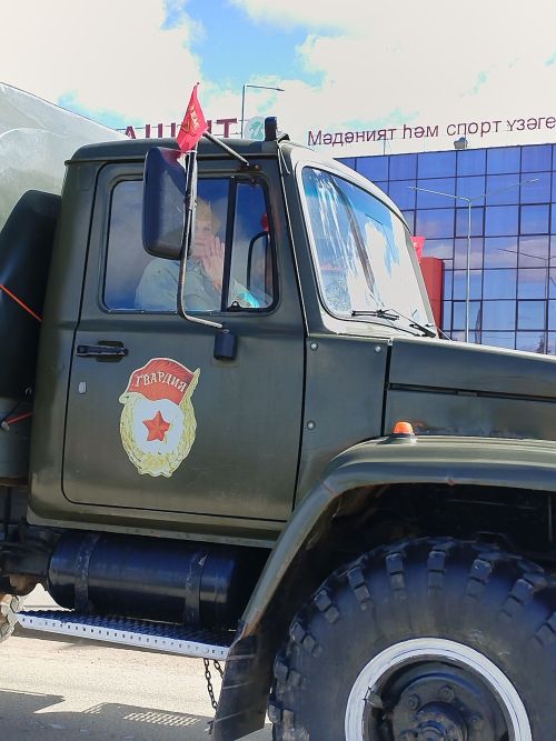 Һәр авыл җирлеге элекке машиналарны бәйрәм рухында бизәгәннәр иде