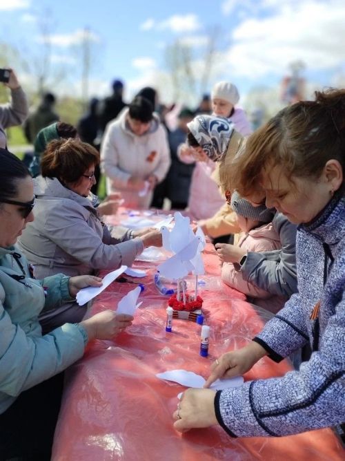 «Туган ягым ял паркы»ның узәк мәйданында Бөек Ватан сугышына багышланган матур җырлар яңгырады.