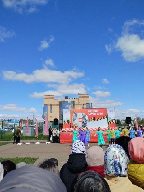 «Туган ягым ял паркы»ның узәк мәйданында Бөек Ватан сугышына багышланган матур җырлар яңгырады.