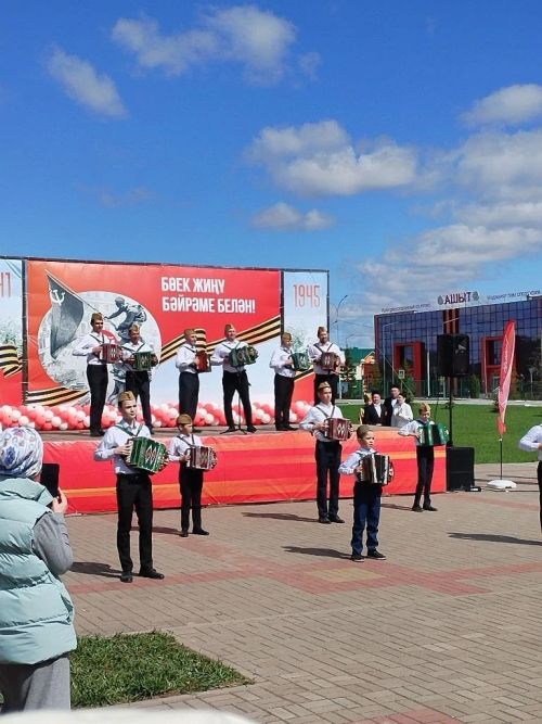 «Туган ягым ял паркы»ның узәк мәйданында Бөек Ватан сугышына багышланган матур җырлар яңгырады.