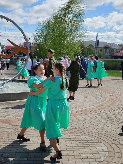 «Туган ягым ял паркы»ның узәк мәйданында Бөек Ватан сугышына багышланган матур җырлар яңгырады.