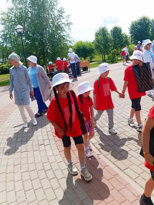 «Туган ягым» мәдәният һәм ял паркында Алдынгылар хәрәкәте мәктәп яны лагерьларында ял итүче балаларны матур чарага җыйды