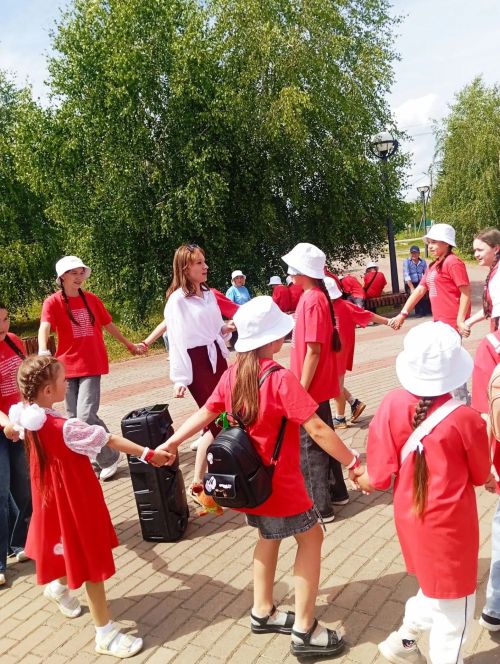 «Туган ягым» мәдәният һәм ял паркында Алдынгылар хәрәкәте мәктәп яны лагерьларында ял итүче балаларны матур чарага җыйды
