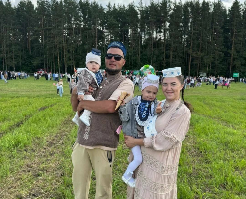 Сабантуйга милли киемнәр киеп баручы гаиләләр өчен фотобәйге дәвам итә