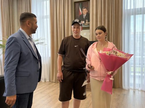 Әтнәдә махсус хәрби операция зонасыннан ялга кайткан Рәдис Хаҗиев сөйгәне Зөлфия белән никахларын рәсмиләштерделәр