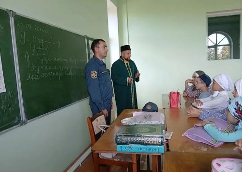 Әтнәдә «Әхәт» мәчете каршындагы лагерьда йөрүчеләр 108 нче янгын сүндерү һәм коткару бүлегендә экскурсиядә булдылар