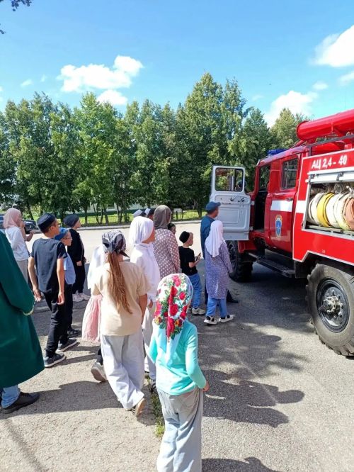 Әтнәдә «Әхәт» мәчете каршындагы лагерьда йөрүчеләр 108 нче янгын сүндерү һәм коткару бүлегендә экскурсиядә булдылар