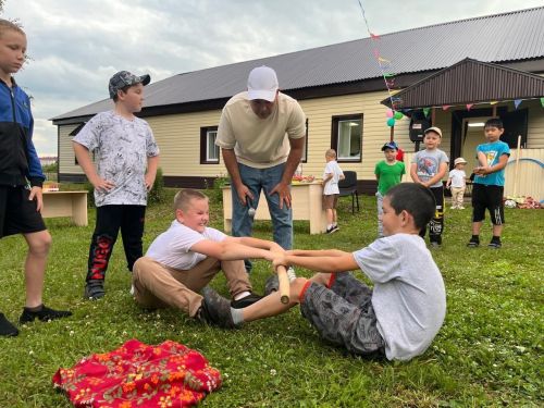 Иске Мәңгәр клубы каршында  балалар Сабантуен узды