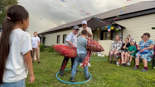 Иске Мәңгәр клубы каршында  балалар Сабантуен узды