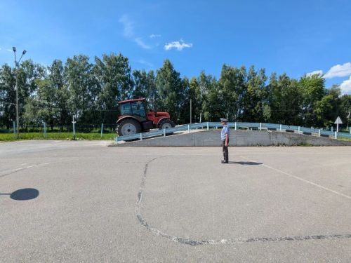 Әтнә авыл хуҗалыгы техникумында үзйөрешле техникаларны идарә итү хокукы алу өчен кабат экзаменнар булып узды