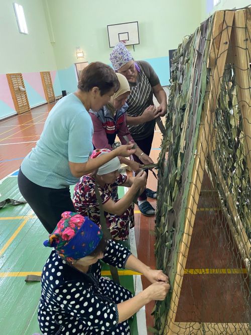Иске Өҗем авылының «Ихлас» исеме астында эшләүче волонтерлар төркеме маскировка сеткасы әзерлиләр