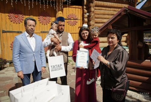Яңа Әтнә авылыннан Фазылҗановлар гаиләсе  «Туган авылым» комплексында кунак булып кайттылар