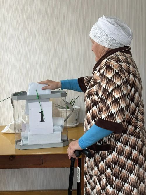 Сайлау участокларына килә алмаучы өлкәннәргә өйләренә килеп сайлаттылар