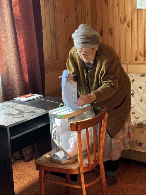 Сайлау участокларына килә алмаучы өлкәннәргә өйләренә килеп сайлаттылар