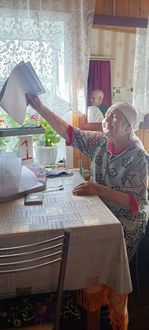 Сайлауга килә алмаучы өлкәннәр өйләрендә сайладылар