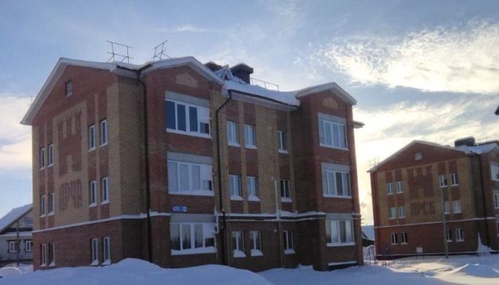 Район башлыгы Юдинода тәрәзәдән әтисе ыргыткан баланы коткарган казанлыны бүләкләгән