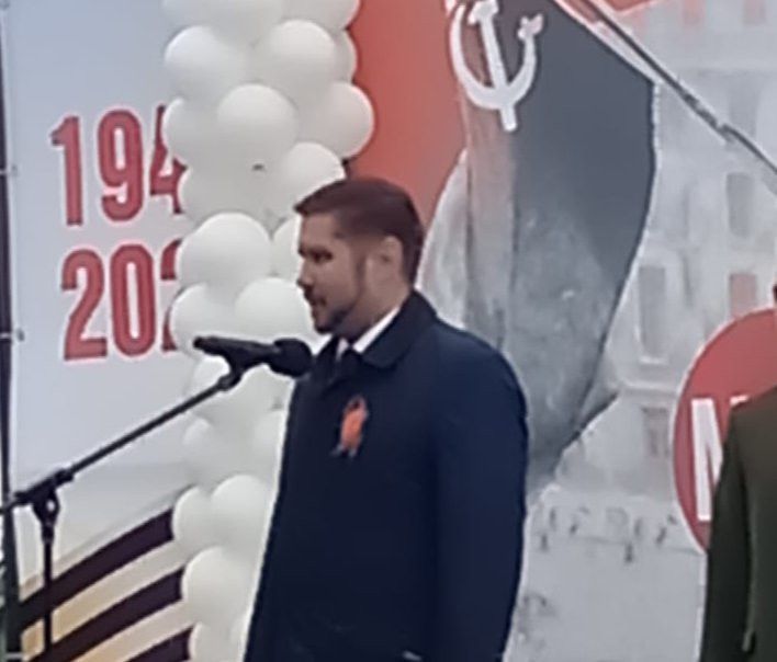 Әтнәнең узәк мәйданындагы чаралар Россия Федерациясе һәм Татарстан Республикасы гимны белән башланып китте