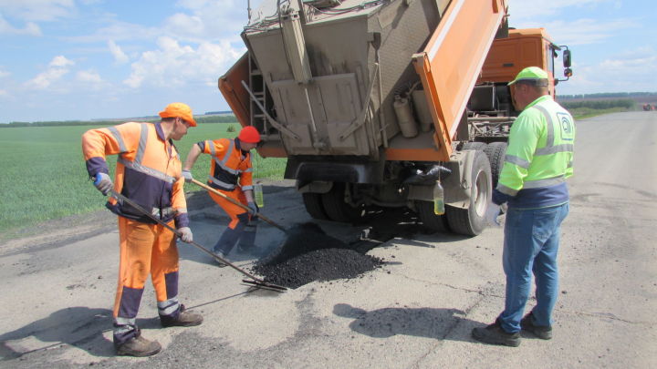 Зур йөк машиналары асфальтны җимереп бетерделәр