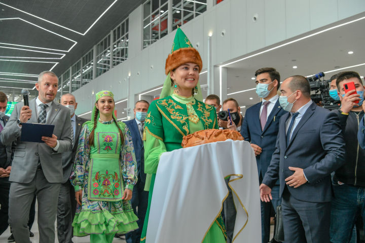 Әтнәләр беренчеләрдән булып яңа уңыш ашлыгыннан Татарстан Президенты Рөстәм Миңнехановка икмәк тапшырдылар