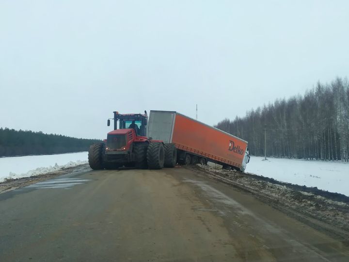 Әтнә юлында фура юл читенә төшеп китеп, хәрәкәтне чикләде