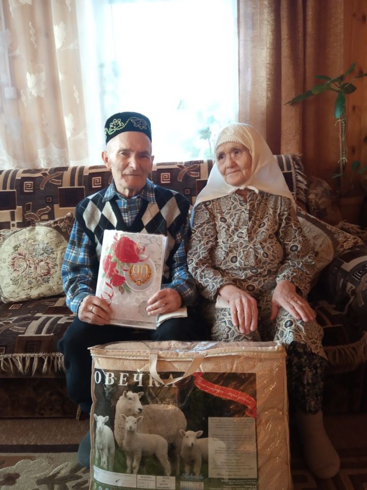Күпне күреп, күпне ки­чергән пар