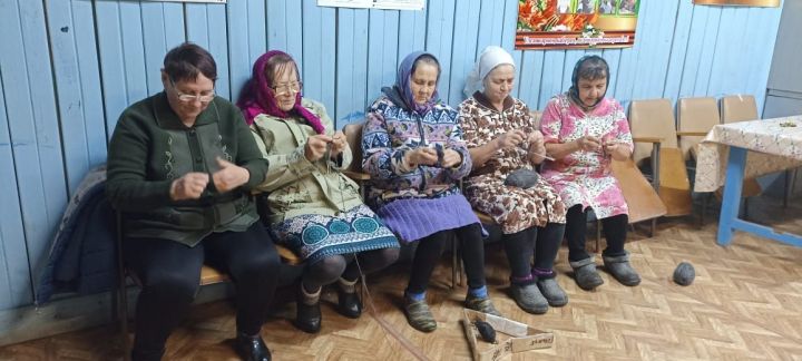 Ташчишмә авыл халкы иң беренчеләрдән булып җылы оекбашлар бәйли башладылар