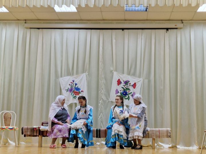 Киме авылында «Бирнә сандыгы тутыру» күренешен күрсәттеләр