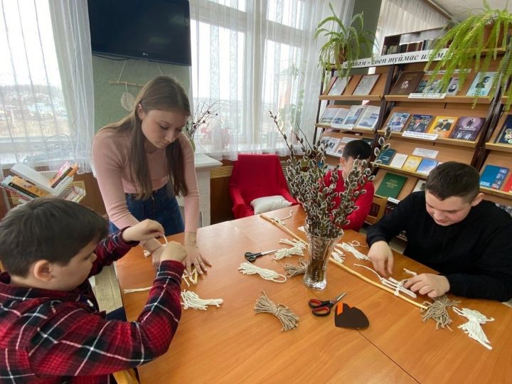 Әтнә үзәк китапханәсендә “Декоратив панно” исемле кызыклы, иҗади осталык дәресе үтте