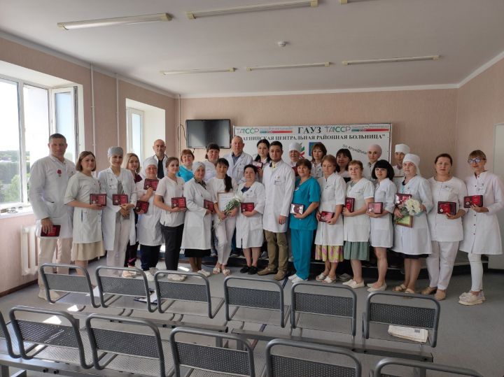 Табибларны бүләкләделәр