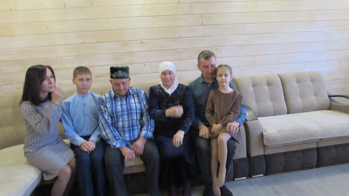 Түбән Бәрәскә авылыннан Сабирҗановлар хезмәтләре аша, чын мәгънәсендә, бәхеткә төренеп яшиләр