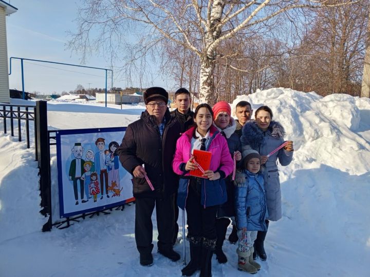 Иске Мәңгәр авылыннан Хафизовлар сайлауларга гаилә белән килгәннәр