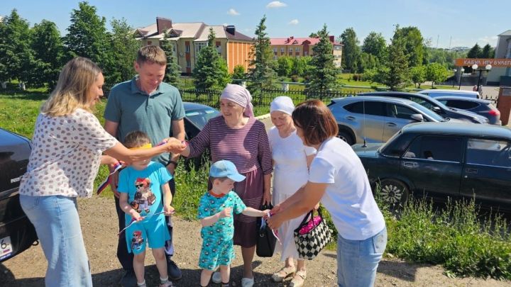 12 июнь көнне Россия Федерациясенең Дәүләт бәйрәме – Россия көне билгеләп үтелә