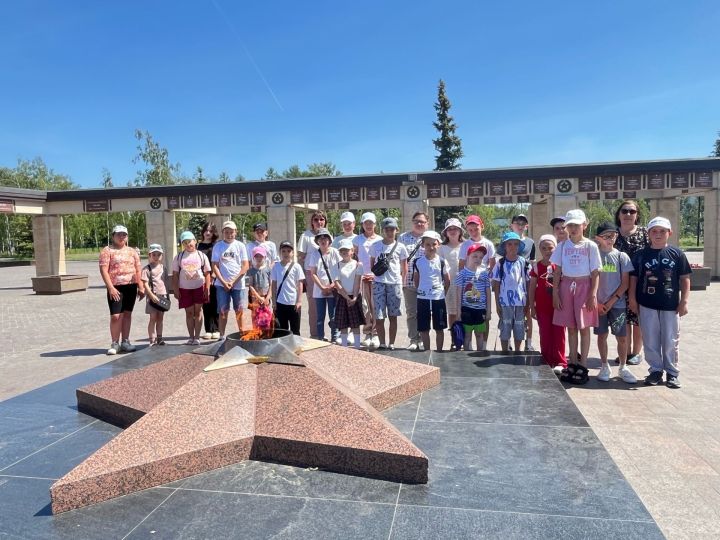 Комыргуҗа урта мәктәбендәге «Алые паруса» ял һәм хезмәт лагеренда тәрбияләнүчеләр Казанга экскурсиягә бардылар