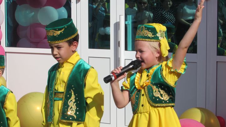 27 сентябрь – тәрбиячеләр һәм мәктәпкәчә яшьтәге балаларга белем бирүче хезмәткәрләр көне