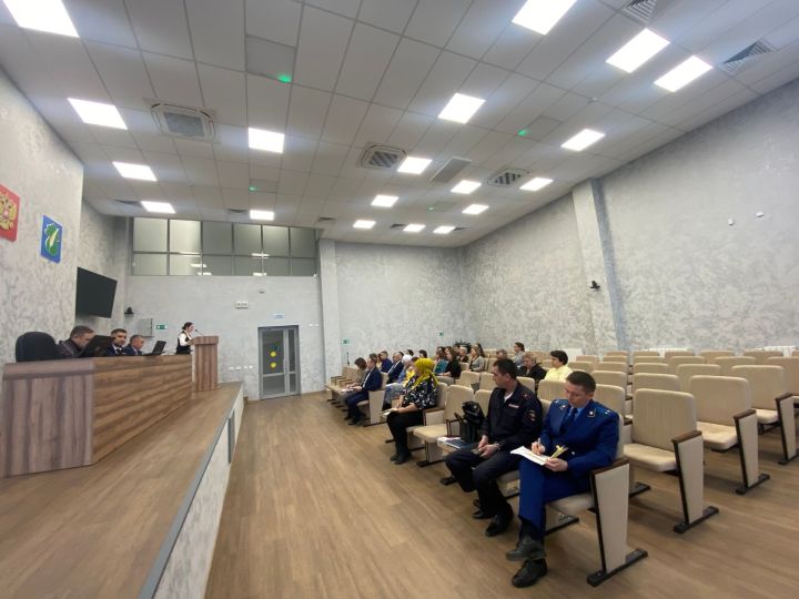 Әтнә муниципаль районының балигъ булмаганнар эшләре һәм аларның хокукларын яклау комиссиясенең чираттагы киңәйтелгән утырышы булды