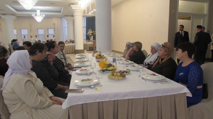 Әтнә районында махсус хәрби операциядәге ир-егетләрнең әниләрен хөрмәтләделәр