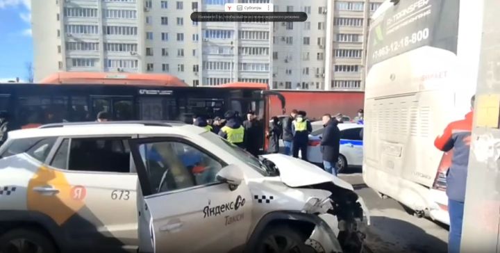 Казанда таксист автобус тукталышына килеп кергән