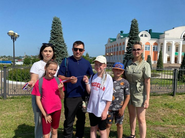 Әтнә Үзәк китапханә хезмәткәрләре Россия көнендә «Россия триколоры» патриотик акциясенә кушылды