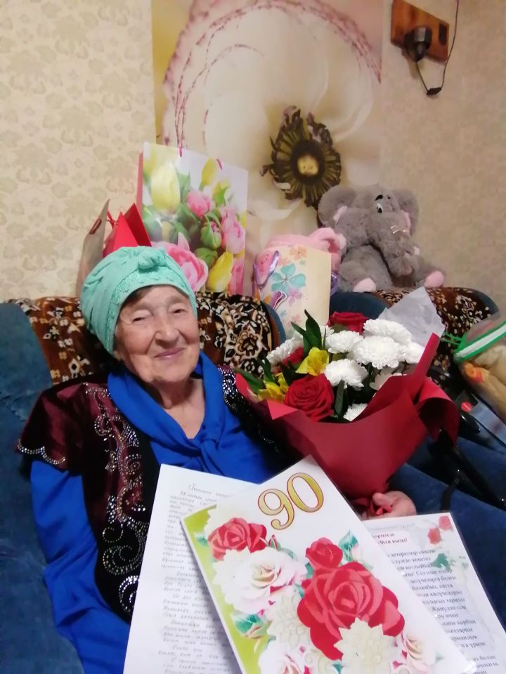 Луиза апа Шәмсиевага 90 яшь