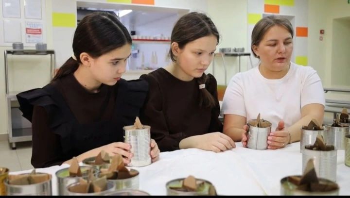Күлле Киме мәктәбе укучылары махсус хәрби операциядә катнашучыларга ярдәмгә окоп шәмнәре ясадылар