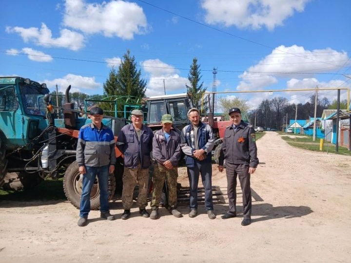 Бәхтияр авылында шәхси трактор хуҗалары елдагыча техник карауга җыелды