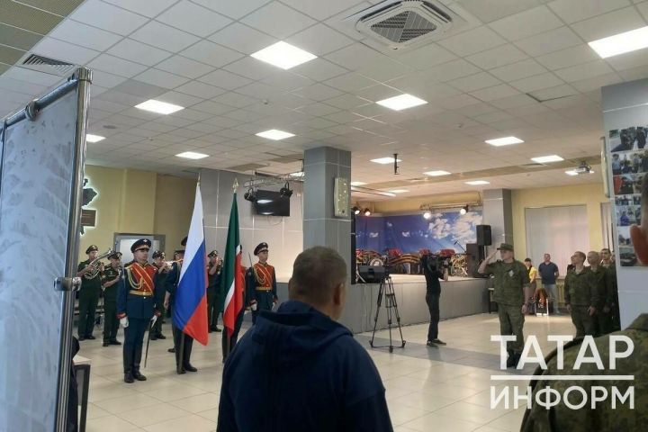 Казаннан 150гә якын егетне хәрби частьләргә озаттылар