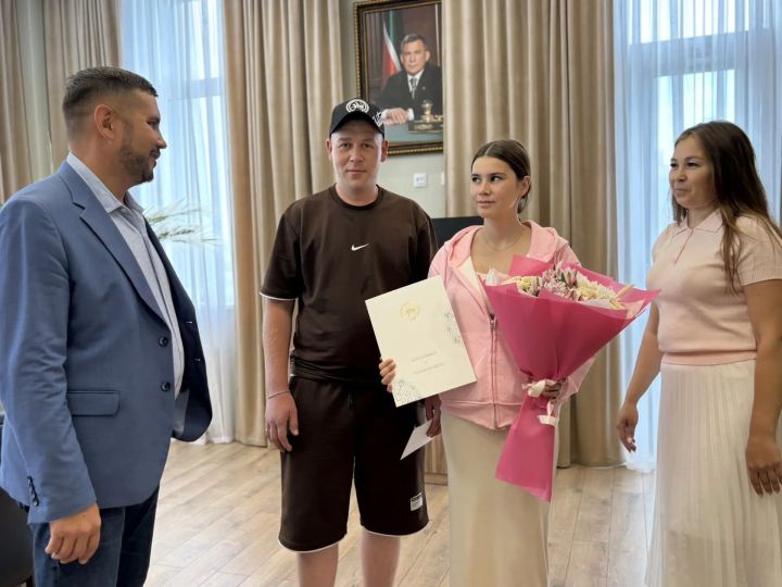 Әтнәдә махсус хәрби операция зонасыннан ялга кайткан Рәдис Хаҗиев сөйгәне Зөлфия белән никахларын рәсмиләштерделәр